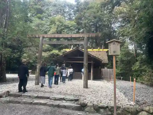 土宮（豊受大神宮別宮）の{uncategorized: "未分類", other: "その他", undefined: "問題あり", building: "その他建物", grave: "お墓", sacred_gate: "鳥居", guardian: "狛犬", statue: "像", buddha: "仏像", history: "歴史", nature: "自然", garden: "庭園", animal: "動物", pagoda: "塔", temizu: "手水舎", mountain_gate: "山門・神門", sanctuary: "本殿・本堂", subordinate: "末社・摂社", art: "芸術", scenery: "景色", jizo: "地蔵", ema: "絵馬", goshuin: "御朱印", omikuji: "おみくじ", items: "授与品その他", amulet: "お守り", goshuincho: "御朱印帳", eats: "食事", festival: "お祭り", votive_dance: "神楽", shichigosan: "七五三参", wedding: "結婚式", experience: "体験その他", initially: "初詣", around: "周辺", anti_infection: "感染症対策"}