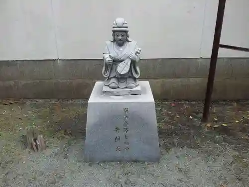 瀬戸神社の像