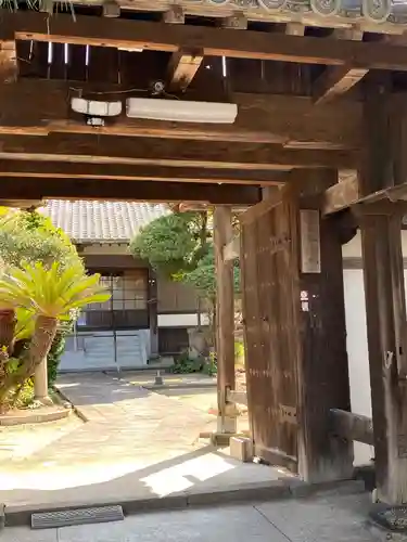 本傳寺の山門