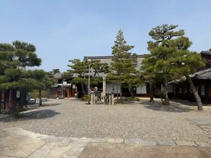 六道珍皇寺の{uncategorized: "未分類", other: "その他", undefined: "問題あり", building: "その他建物", grave: "お墓", sacred_gate: "鳥居", guardian: "狛犬", statue: "像", buddha: "仏像", history: "歴史", nature: "自然", garden: "庭園", animal: "動物", pagoda: "塔", temizu: "手水舎", mountain_gate: "山門・神門", sanctuary: "本殿・本堂", subordinate: "末社・摂社", art: "芸術", scenery: "景色", jizo: "地蔵", ema: "絵馬", goshuin: "御朱印", omikuji: "おみくじ", items: "授与品その他", amulet: "お守り", goshuincho: "御朱印帳", eats: "食事", festival: "お祭り", votive_dance: "神楽", shichigosan: "七五三参", wedding: "結婚式", experience: "体験その他", initially: "初詣", around: "周辺", anti_infection: "感染症対策"}