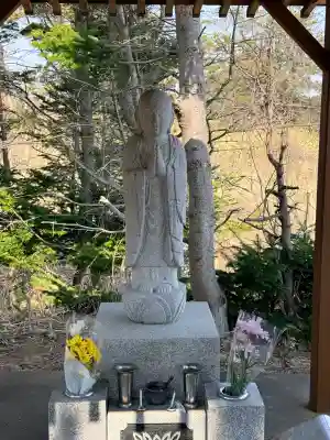 御宮野地蔵尊の{uncategorized: "未分類", other: "その他", undefined: "問題あり", building: "その他建物", grave: "お墓", sacred_gate: "鳥居", guardian: "狛犬", statue: "像", buddha: "仏像", history: "歴史", nature: "自然", garden: "庭園", animal: "動物", pagoda: "塔", temizu: "手水舎", mountain_gate: "山門・神門", sanctuary: "本殿・本堂", subordinate: "末社・摂社", art: "芸術", scenery: "景色", jizo: "地蔵", ema: "絵馬", goshuin: "御朱印", omikuji: "おみくじ", items: "授与品その他", amulet: "お守り", goshuincho: "御朱印帳", eats: "食事", festival: "お祭り", votive_dance: "神楽", shichigosan: "七五三参", wedding: "結婚式", experience: "体験その他", initially: "初詣", around: "周辺", anti_infection: "感染症対策"}