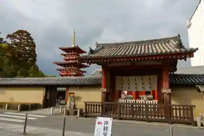 薬師寺の山門・神門