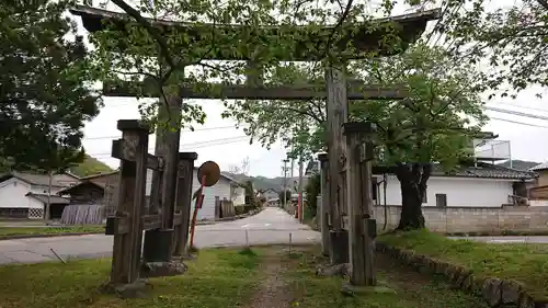 新海三社神社の鳥居