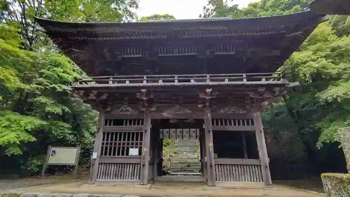 椎尾山薬王院の山門・神門