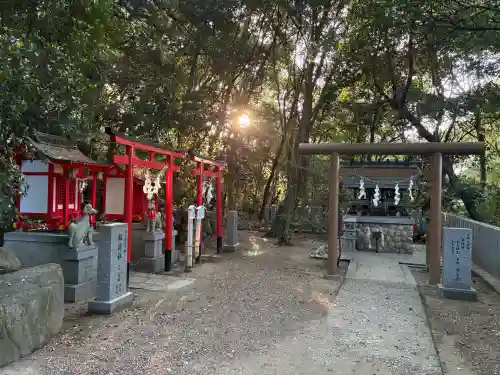 越木岩神社の{uncategorized: "未分類", other: "その他", undefined: "問題あり", building: "その他建物", grave: "お墓", sacred_gate: "鳥居", guardian: "狛犬", statue: "像", buddha: "仏像", history: "歴史", nature: "自然", garden: "庭園", animal: "動物", pagoda: "塔", temizu: "手水舎", mountain_gate: "山門・神門", sanctuary: "本殿・本堂", subordinate: "末社・摂社", art: "芸術", scenery: "景色", jizo: "地蔵", ema: "絵馬", goshuin: "御朱印", omikuji: "おみくじ", items: "授与品その他", amulet: "お守り", goshuincho: "御朱印帳", eats: "食事", festival: "お祭り", votive_dance: "神楽", shichigosan: "七五三参", wedding: "結婚式", experience: "体験その他", initially: "初詣", around: "周辺", anti_infection: "感染症対策"}