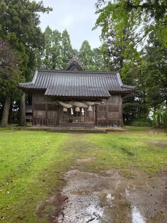 六所神社の{uncategorized: "未分類", other: "その他", undefined: "問題あり", building: "その他建物", grave: "お墓", sacred_gate: "鳥居", guardian: "狛犬", statue: "像", buddha: "仏像", history: "歴史", nature: "自然", garden: "庭園", animal: "動物", pagoda: "塔", temizu: "手水舎", mountain_gate: "山門・神門", sanctuary: "本殿・本堂", subordinate: "末社・摂社", art: "芸術", scenery: "景色", jizo: "地蔵", ema: "絵馬", goshuin: "御朱印", omikuji: "おみくじ", items: "授与品その他", amulet: "お守り", goshuincho: "御朱印帳", eats: "食事", festival: "お祭り", votive_dance: "神楽", shichigosan: "七五三参", wedding: "結婚式", experience: "体験その他", initially: "初詣", around: "周辺", anti_infection: "感染症対策"}