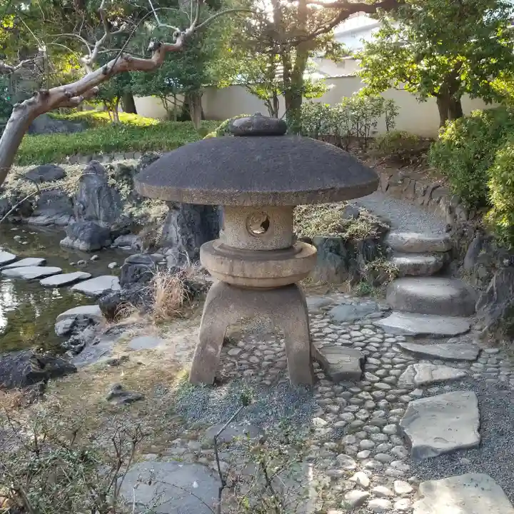 駒止稲荷神社の庭園