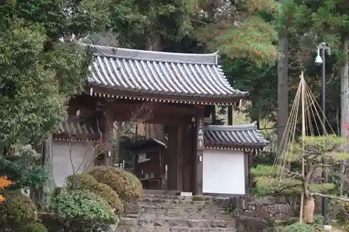 西明寺の山門