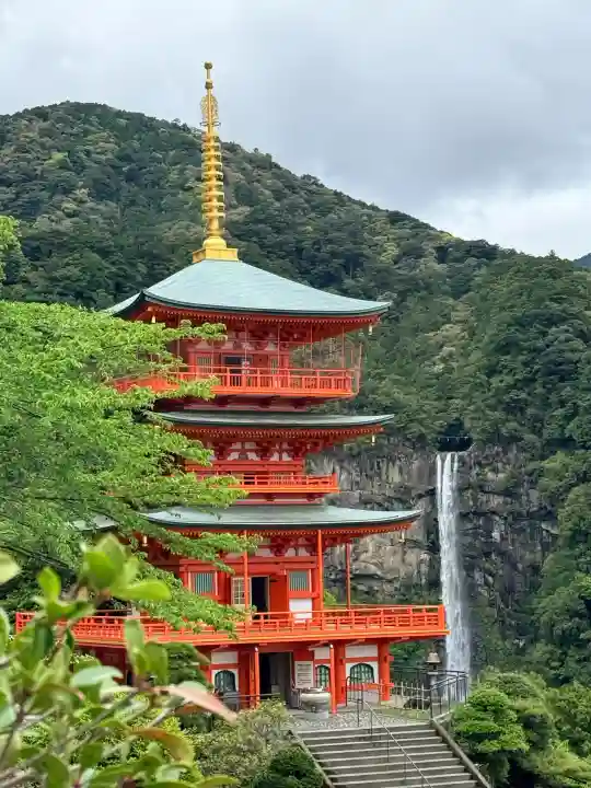 青岸渡寺の{uncategorized: "未分類", other: "その他", undefined: "問題あり", building: "その他建物", grave: "お墓", sacred_gate: "鳥居", guardian: "狛犬", statue: "像", buddha: "仏像", history: "歴史", nature: "自然", garden: "庭園", animal: "動物", pagoda: "塔", temizu: "手水舎", mountain_gate: "山門・神門", sanctuary: "本殿・本堂", subordinate: "末社・摂社", art: "芸術", scenery: "景色", jizo: "地蔵", ema: "絵馬", goshuin: "御朱印", omikuji: "おみくじ", items: "授与品その他", amulet: "お守り", goshuincho: "御朱印帳", eats: "食事", festival: "お祭り", votive_dance: "神楽", shichigosan: "七五三参", wedding: "結婚式", experience: "体験その他", initially: "初詣", around: "周辺", anti_infection: "感染症対策"}