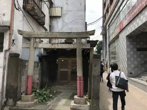 茶の木稲荷神社の鳥居