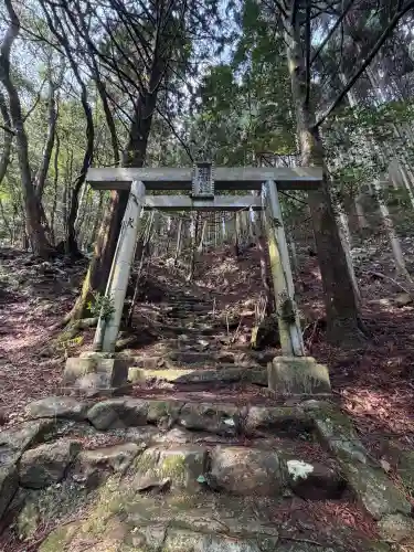 韓竈神社の{uncategorized: "未分類", other: "その他", undefined: "問題あり", building: "その他建物", grave: "お墓", sacred_gate: "鳥居", guardian: "狛犬", statue: "像", buddha: "仏像", history: "歴史", nature: "自然", garden: "庭園", animal: "動物", pagoda: "塔", temizu: "手水舎", mountain_gate: "山門・神門", sanctuary: "本殿・本堂", subordinate: "末社・摂社", art: "芸術", scenery: "景色", jizo: "地蔵", ema: "絵馬", goshuin: "御朱印", omikuji: "おみくじ", items: "授与品その他", amulet: "お守り", goshuincho: "御朱印帳", eats: "食事", festival: "お祭り", votive_dance: "神楽", shichigosan: "七五三参", wedding: "結婚式", experience: "体験その他", initially: "初詣", around: "周辺", anti_infection: "感染症対策"}