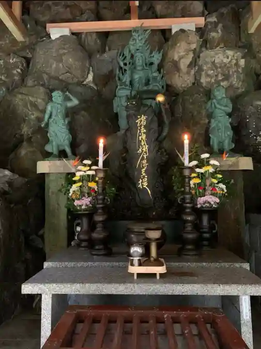 脳天大神龍王院の{uncategorized: "未分類", other: "その他", undefined: "問題あり", building: "その他建物", grave: "お墓", sacred_gate: "鳥居", guardian: "狛犬", statue: "像", buddha: "仏像", history: "歴史", nature: "自然", garden: "庭園", animal: "動物", pagoda: "塔", temizu: "手水舎", mountain_gate: "山門・神門", sanctuary: "本殿・本堂", subordinate: "末社・摂社", art: "芸術", scenery: "景色", jizo: "地蔵", ema: "絵馬", goshuin: "御朱印", omikuji: "おみくじ", items: "授与品その他", amulet: "お守り", goshuincho: "御朱印帳", eats: "食事", festival: "お祭り", votive_dance: "神楽", shichigosan: "七五三参", wedding: "結婚式", experience: "体験その他", initially: "初詣", around: "周辺", anti_infection: "感染症対策"}