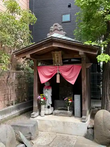 治兵衛稲荷神社の{uncategorized: "未分類", other: "その他", undefined: "問題あり", building: "その他建物", grave: "お墓", sacred_gate: "鳥居", guardian: "狛犬", statue: "像", buddha: "仏像", history: "歴史", nature: "自然", garden: "庭園", animal: "動物", pagoda: "塔", temizu: "手水舎", mountain_gate: "山門・神門", sanctuary: "本殿・本堂", subordinate: "末社・摂社", art: "芸術", scenery: "景色", jizo: "地蔵", ema: "絵馬", goshuin: "御朱印", omikuji: "おみくじ", items: "授与品その他", amulet: "お守り", goshuincho: "御朱印帳", eats: "食事", festival: "お祭り", votive_dance: "神楽", shichigosan: "七五三参", wedding: "結婚式", experience: "体験その他", initially: "初詣", around: "周辺", anti_infection: "感染症対策"}