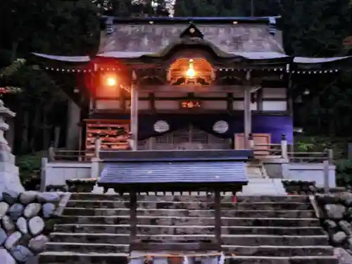 白川八幡神社の本殿