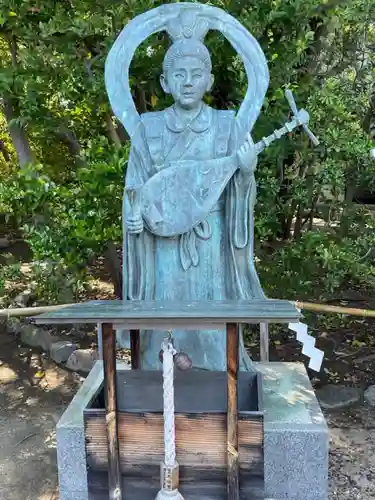 和田神社の像