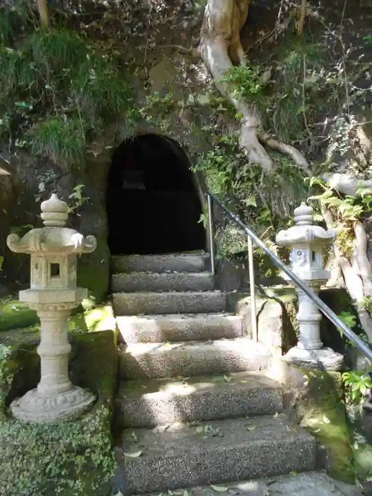 石籠山不動尊(岩屋不動尊)の末社・摂社