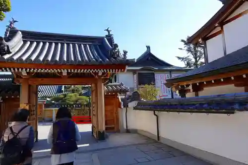 宝蔵院の山門