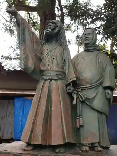 向本折白山神社の像