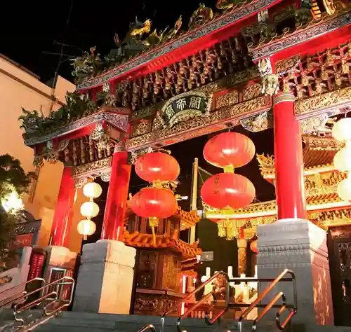 横濱関帝廟の山門・神門