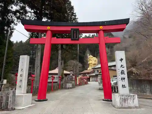 中之嶽神社の{uncategorized: "未分類", other: "その他", undefined: "問題あり", building: "その他建物", grave: "お墓", sacred_gate: "鳥居", guardian: "狛犬", statue: "像", buddha: "仏像", history: "歴史", nature: "自然", garden: "庭園", animal: "動物", pagoda: "塔", temizu: "手水舎", mountain_gate: "山門・神門", sanctuary: "本殿・本堂", subordinate: "末社・摂社", art: "芸術", scenery: "景色", jizo: "地蔵", ema: "絵馬", goshuin: "御朱印", omikuji: "おみくじ", items: "授与品その他", amulet: "お守り", goshuincho: "御朱印帳", eats: "食事", festival: "お祭り", votive_dance: "神楽", shichigosan: "七五三参", wedding: "結婚式", experience: "体験その他", initially: "初詣", around: "周辺", anti_infection: "感染症対策"}