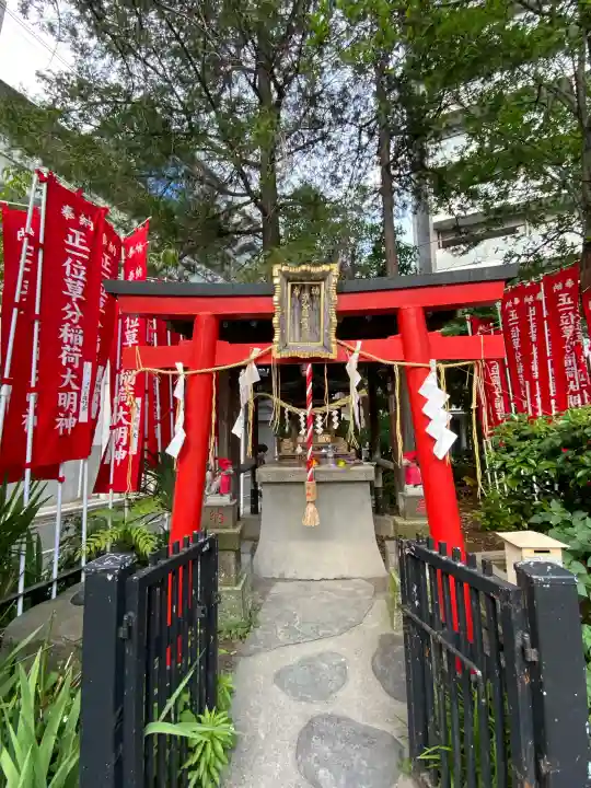草分稲荷神社の{uncategorized: "未分類", other: "その他", undefined: "問題あり", building: "その他建物", grave: "お墓", sacred_gate: "鳥居", guardian: "狛犬", statue: "像", buddha: "仏像", history: "歴史", nature: "自然", garden: "庭園", animal: "動物", pagoda: "塔", temizu: "手水舎", mountain_gate: "山門・神門", sanctuary: "本殿・本堂", subordinate: "末社・摂社", art: "芸術", scenery: "景色", jizo: "地蔵", ema: "絵馬", goshuin: "御朱印", omikuji: "おみくじ", items: "授与品その他", amulet: "お守り", goshuincho: "御朱印帳", eats: "食事", festival: "お祭り", votive_dance: "神楽", shichigosan: "七五三参", wedding: "結婚式", experience: "体験その他", initially: "初詣", around: "周辺", anti_infection: "感染症対策"}