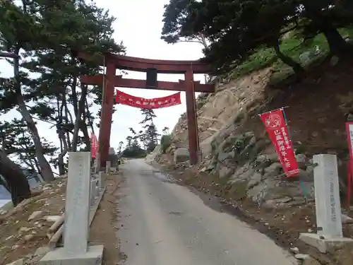 金華山黄金山神社の鳥居