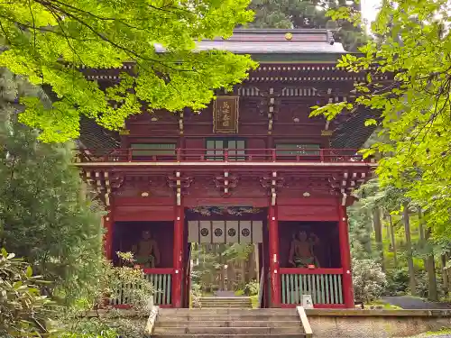 御岩神社の山門・神門