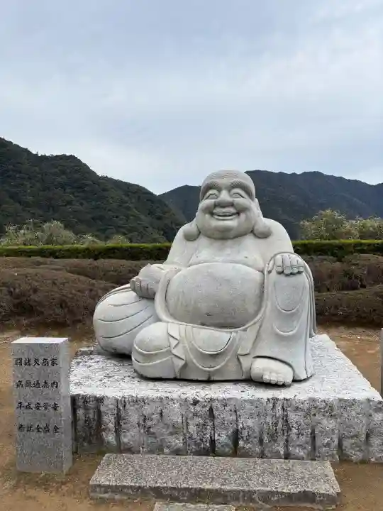 青岸渡寺の{uncategorized: "未分類", other: "その他", undefined: "問題あり", building: "その他建物", grave: "お墓", sacred_gate: "鳥居", guardian: "狛犬", statue: "像", buddha: "仏像", history: "歴史", nature: "自然", garden: "庭園", animal: "動物", pagoda: "塔", temizu: "手水舎", mountain_gate: "山門・神門", sanctuary: "本殿・本堂", subordinate: "末社・摂社", art: "芸術", scenery: "景色", jizo: "地蔵", ema: "絵馬", goshuin: "御朱印", omikuji: "おみくじ", items: "授与品その他", amulet: "お守り", goshuincho: "御朱印帳", eats: "食事", festival: "お祭り", votive_dance: "神楽", shichigosan: "七五三参", wedding: "結婚式", experience: "体験その他", initially: "初詣", around: "周辺", anti_infection: "感染症対策"}