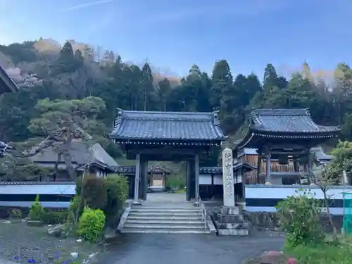 西徳寺の山門