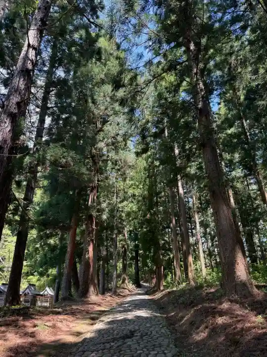 土津神社奥之院の{uncategorized: "未分類", other: "その他", undefined: "問題あり", building: "その他建物", grave: "お墓", sacred_gate: "鳥居", guardian: "狛犬", statue: "像", buddha: "仏像", history: "歴史", nature: "自然", garden: "庭園", animal: "動物", pagoda: "塔", temizu: "手水舎", mountain_gate: "山門・神門", sanctuary: "本殿・本堂", subordinate: "末社・摂社", art: "芸術", scenery: "景色", jizo: "地蔵", ema: "絵馬", goshuin: "御朱印", omikuji: "おみくじ", items: "授与品その他", amulet: "お守り", goshuincho: "御朱印帳", eats: "食事", festival: "お祭り", votive_dance: "神楽", shichigosan: "七五三参", wedding: "結婚式", experience: "体験その他", initially: "初詣", around: "周辺", anti_infection: "感染症対策"}