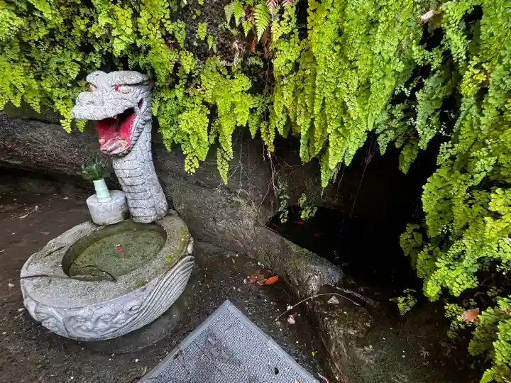 銭洗弁財天宇賀福神社の{uncategorized: "未分類", other: "その他", undefined: "問題あり", building: "その他建物", grave: "お墓", sacred_gate: "鳥居", guardian: "狛犬", statue: "像", buddha: "仏像", history: "歴史", nature: "自然", garden: "庭園", animal: "動物", pagoda: "塔", temizu: "手水舎", mountain_gate: "山門・神門", sanctuary: "本殿・本堂", subordinate: "末社・摂社", art: "芸術", scenery: "景色", jizo: "地蔵", ema: "絵馬", goshuin: "御朱印", omikuji: "おみくじ", items: "授与品その他", amulet: "お守り", goshuincho: "御朱印帳", eats: "食事", festival: "お祭り", votive_dance: "神楽", shichigosan: "七五三参", wedding: "結婚式", experience: "体験その他", initially: "初詣", around: "周辺", anti_infection: "感染症対策"}