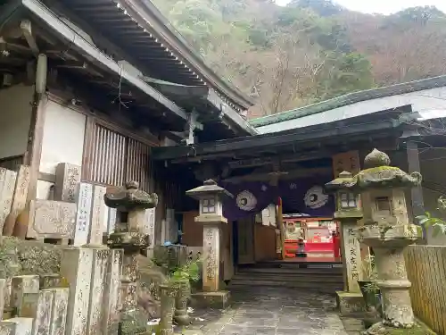 大本山七宝瀧寺の{uncategorized: "未分類", other: "その他", undefined: "問題あり", building: "その他建物", grave: "お墓", sacred_gate: "鳥居", guardian: "狛犬", statue: "像", buddha: "仏像", history: "歴史", nature: "自然", garden: "庭園", animal: "動物", pagoda: "塔", temizu: "手水舎", mountain_gate: "山門・神門", sanctuary: "本殿・本堂", subordinate: "末社・摂社", art: "芸術", scenery: "景色", jizo: "地蔵", ema: "絵馬", goshuin: "御朱印", omikuji: "おみくじ", items: "授与品その他", amulet: "お守り", goshuincho: "御朱印帳", eats: "食事", festival: "お祭り", votive_dance: "神楽", shichigosan: "七五三参", wedding: "結婚式", experience: "体験その他", initially: "初詣", around: "周辺", anti_infection: "感染症対策"}