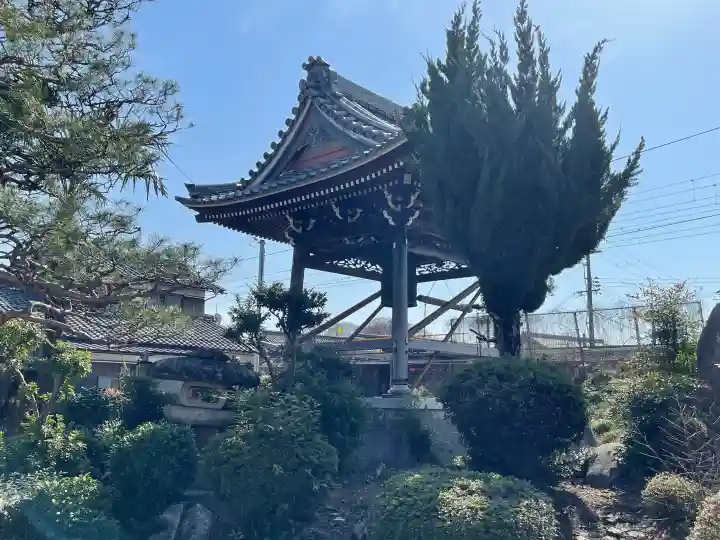 徳善寺の{uncategorized: "未分類", other: "その他", undefined: "問題あり", building: "その他建物", grave: "お墓", sacred_gate: "鳥居", guardian: "狛犬", statue: "像", buddha: "仏像", history: "歴史", nature: "自然", garden: "庭園", animal: "動物", pagoda: "塔", temizu: "手水舎", mountain_gate: "山門・神門", sanctuary: "本殿・本堂", subordinate: "末社・摂社", art: "芸術", scenery: "景色", jizo: "地蔵", ema: "絵馬", goshuin: "御朱印", omikuji: "おみくじ", items: "授与品その他", amulet: "お守り", goshuincho: "御朱印帳", eats: "食事", festival: "お祭り", votive_dance: "神楽", shichigosan: "七五三参", wedding: "結婚式", experience: "体験その他", initially: "初詣", around: "周辺", anti_infection: "感染症対策"}