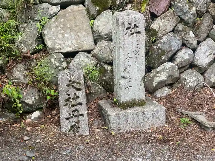 丹生川上神社(下社)の{uncategorized: "未分類", other: "その他", undefined: "問題あり", building: "その他建物", grave: "お墓", sacred_gate: "鳥居", guardian: "狛犬", statue: "像", buddha: "仏像", history: "歴史", nature: "自然", garden: "庭園", animal: "動物", pagoda: "塔", temizu: "手水舎", mountain_gate: "山門・神門", sanctuary: "本殿・本堂", subordinate: "末社・摂社", art: "芸術", scenery: "景色", jizo: "地蔵", ema: "絵馬", goshuin: "御朱印", omikuji: "おみくじ", items: "授与品その他", amulet: "お守り", goshuincho: "御朱印帳", eats: "食事", festival: "お祭り", votive_dance: "神楽", shichigosan: "七五三参", wedding: "結婚式", experience: "体験その他", initially: "初詣", around: "周辺", anti_infection: "感染症対策"}