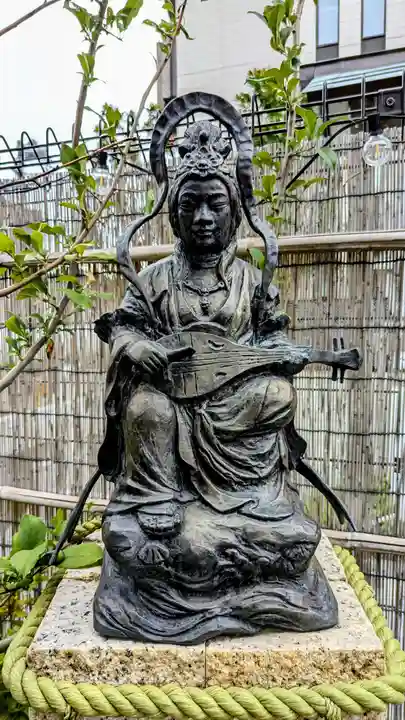 駒込妙義神社の像