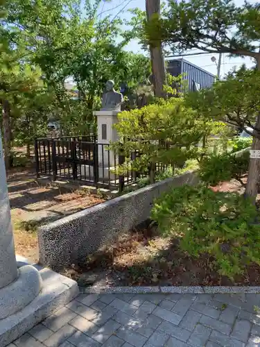 烈々布神社の庭園