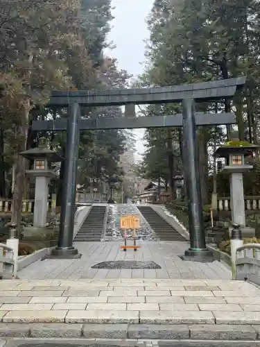 諏訪大社下社秋宮の{uncategorized: "未分類", other: "その他", undefined: "問題あり", building: "その他建物", grave: "お墓", sacred_gate: "鳥居", guardian: "狛犬", statue: "像", buddha: "仏像", history: "歴史", nature: "自然", garden: "庭園", animal: "動物", pagoda: "塔", temizu: "手水舎", mountain_gate: "山門・神門", sanctuary: "本殿・本堂", subordinate: "末社・摂社", art: "芸術", scenery: "景色", jizo: "地蔵", ema: "絵馬", goshuin: "御朱印", omikuji: "おみくじ", items: "授与品その他", amulet: "お守り", goshuincho: "御朱印帳", eats: "食事", festival: "お祭り", votive_dance: "神楽", shichigosan: "七五三参", wedding: "結婚式", experience: "体験その他", initially: "初詣", around: "周辺", anti_infection: "感染症対策"}