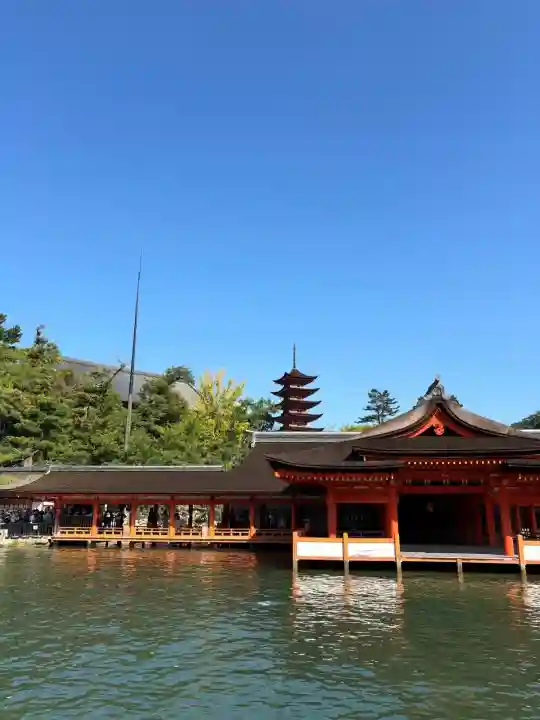 厳島神社の{uncategorized: "未分類", other: "その他", undefined: "問題あり", building: "その他建物", grave: "お墓", sacred_gate: "鳥居", guardian: "狛犬", statue: "像", buddha: "仏像", history: "歴史", nature: "自然", garden: "庭園", animal: "動物", pagoda: "塔", temizu: "手水舎", mountain_gate: "山門・神門", sanctuary: "本殿・本堂", subordinate: "末社・摂社", art: "芸術", scenery: "景色", jizo: "地蔵", ema: "絵馬", goshuin: "御朱印", omikuji: "おみくじ", items: "授与品その他", amulet: "お守り", goshuincho: "御朱印帳", eats: "食事", festival: "お祭り", votive_dance: "神楽", shichigosan: "七五三参", wedding: "結婚式", experience: "体験その他", initially: "初詣", around: "周辺", anti_infection: "感染症対策"}