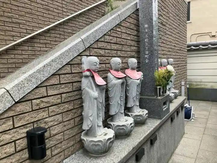 良信院の{uncategorized: "未分類", other: "その他", undefined: "問題あり", building: "その他建物", grave: "お墓", sacred_gate: "鳥居", guardian: "狛犬", statue: "像", buddha: "仏像", history: "歴史", nature: "自然", garden: "庭園", animal: "動物", pagoda: "塔", temizu: "手水舎", mountain_gate: "山門・神門", sanctuary: "本殿・本堂", subordinate: "末社・摂社", art: "芸術", scenery: "景色", jizo: "地蔵", ema: "絵馬", goshuin: "御朱印", omikuji: "おみくじ", items: "授与品その他", amulet: "お守り", goshuincho: "御朱印帳", eats: "食事", festival: "お祭り", votive_dance: "神楽", shichigosan: "七五三参", wedding: "結婚式", experience: "体験その他", initially: "初詣", around: "周辺", anti_infection: "感染症対策"}