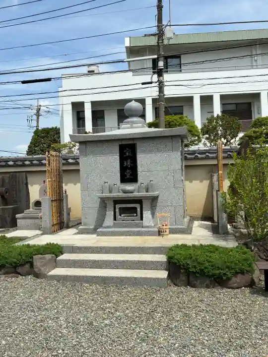 新善光寺の{uncategorized: "未分類", other: "その他", undefined: "問題あり", building: "その他建物", grave: "お墓", sacred_gate: "鳥居", guardian: "狛犬", statue: "像", buddha: "仏像", history: "歴史", nature: "自然", garden: "庭園", animal: "動物", pagoda: "塔", temizu: "手水舎", mountain_gate: "山門・神門", sanctuary: "本殿・本堂", subordinate: "末社・摂社", art: "芸術", scenery: "景色", jizo: "地蔵", ema: "絵馬", goshuin: "御朱印", omikuji: "おみくじ", items: "授与品その他", amulet: "お守り", goshuincho: "御朱印帳", eats: "食事", festival: "お祭り", votive_dance: "神楽", shichigosan: "七五三参", wedding: "結婚式", experience: "体験その他", initially: "初詣", around: "周辺", anti_infection: "感染症対策"}