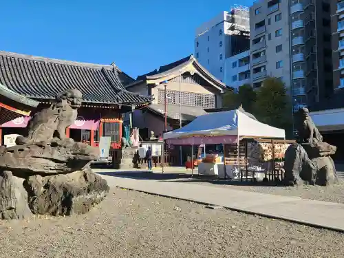 浅草神社の{uncategorized: "未分類", other: "その他", undefined: "問題あり", building: "その他建物", grave: "お墓", sacred_gate: "鳥居", guardian: "狛犬", statue: "像", buddha: "仏像", history: "歴史", nature: "自然", garden: "庭園", animal: "動物", pagoda: "塔", temizu: "手水舎", mountain_gate: "山門・神門", sanctuary: "本殿・本堂", subordinate: "末社・摂社", art: "芸術", scenery: "景色", jizo: "地蔵", ema: "絵馬", goshuin: "御朱印", omikuji: "おみくじ", items: "授与品その他", amulet: "お守り", goshuincho: "御朱印帳", eats: "食事", festival: "お祭り", votive_dance: "神楽", shichigosan: "七五三参", wedding: "結婚式", experience: "体験その他", initially: "初詣", around: "周辺", anti_infection: "感染症対策"}