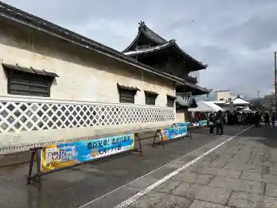 大通寺（長浜御坊）の{uncategorized: "未分類", other: "その他", undefined: "問題あり", building: "その他建物", grave: "お墓", sacred_gate: "鳥居", guardian: "狛犬", statue: "像", buddha: "仏像", history: "歴史", nature: "自然", garden: "庭園", animal: "動物", pagoda: "塔", temizu: "手水舎", mountain_gate: "山門・神門", sanctuary: "本殿・本堂", subordinate: "末社・摂社", art: "芸術", scenery: "景色", jizo: "地蔵", ema: "絵馬", goshuin: "御朱印", omikuji: "おみくじ", items: "授与品その他", amulet: "お守り", goshuincho: "御朱印帳", eats: "食事", festival: "お祭り", votive_dance: "神楽", shichigosan: "七五三参", wedding: "結婚式", experience: "体験その他", initially: "初詣", around: "周辺", anti_infection: "感染症対策"}