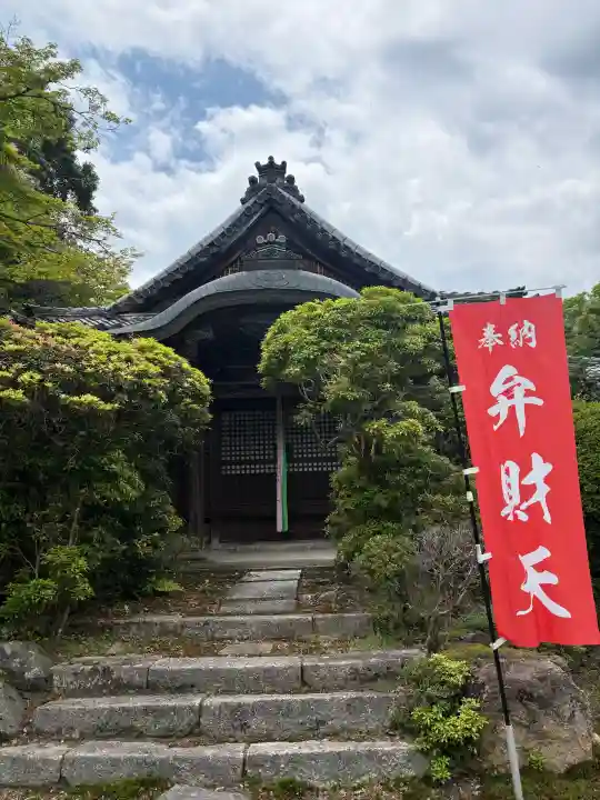 園城寺(三井寺)の{uncategorized: "未分類", other: "その他", undefined: "問題あり", building: "その他建物", grave: "お墓", sacred_gate: "鳥居", guardian: "狛犬", statue: "像", buddha: "仏像", history: "歴史", nature: "自然", garden: "庭園", animal: "動物", pagoda: "塔", temizu: "手水舎", mountain_gate: "山門・神門", sanctuary: "本殿・本堂", subordinate: "末社・摂社", art: "芸術", scenery: "景色", jizo: "地蔵", ema: "絵馬", goshuin: "御朱印", omikuji: "おみくじ", items: "授与品その他", amulet: "お守り", goshuincho: "御朱印帳", eats: "食事", festival: "お祭り", votive_dance: "神楽", shichigosan: "七五三参", wedding: "結婚式", experience: "体験その他", initially: "初詣", around: "周辺", anti_infection: "感染症対策"}