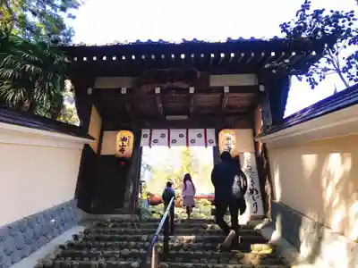 目の霊山　油山寺の山門・神門