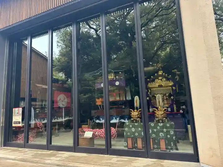 赤坂氷川神社の{uncategorized: "未分類", other: "その他", undefined: "問題あり", building: "その他建物", grave: "お墓", sacred_gate: "鳥居", guardian: "狛犬", statue: "像", buddha: "仏像", history: "歴史", nature: "自然", garden: "庭園", animal: "動物", pagoda: "塔", temizu: "手水舎", mountain_gate: "山門・神門", sanctuary: "本殿・本堂", subordinate: "末社・摂社", art: "芸術", scenery: "景色", jizo: "地蔵", ema: "絵馬", goshuin: "御朱印", omikuji: "おみくじ", items: "授与品その他", amulet: "お守り", goshuincho: "御朱印帳", eats: "食事", festival: "お祭り", votive_dance: "神楽", shichigosan: "七五三参", wedding: "結婚式", experience: "体験その他", initially: "初詣", around: "周辺", anti_infection: "感染症対策"}