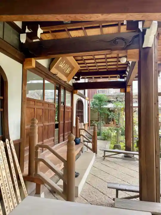 厳浄院の{uncategorized: "未分類", other: "その他", undefined: "問題あり", building: "その他建物", grave: "お墓", sacred_gate: "鳥居", guardian: "狛犬", statue: "像", buddha: "仏像", history: "歴史", nature: "自然", garden: "庭園", animal: "動物", pagoda: "塔", temizu: "手水舎", mountain_gate: "山門・神門", sanctuary: "本殿・本堂", subordinate: "末社・摂社", art: "芸術", scenery: "景色", jizo: "地蔵", ema: "絵馬", goshuin: "御朱印", omikuji: "おみくじ", items: "授与品その他", amulet: "お守り", goshuincho: "御朱印帳", eats: "食事", festival: "お祭り", votive_dance: "神楽", shichigosan: "七五三参", wedding: "結婚式", experience: "体験その他", initially: "初詣", around: "周辺", anti_infection: "感染症対策"}