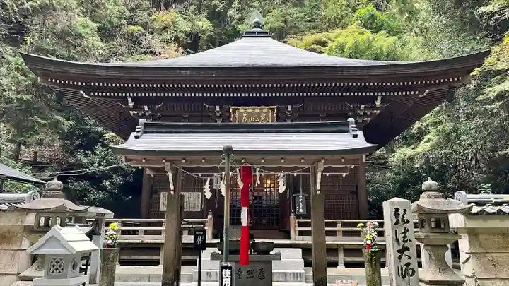 狸谷山不動院の本殿・本堂