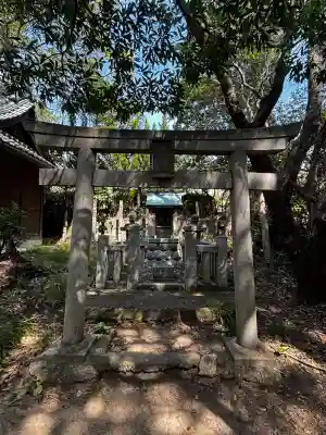 御鍬神社の{uncategorized: "未分類", other: "その他", undefined: "問題あり", building: "その他建物", grave: "お墓", sacred_gate: "鳥居", guardian: "狛犬", statue: "像", buddha: "仏像", history: "歴史", nature: "自然", garden: "庭園", animal: "動物", pagoda: "塔", temizu: "手水舎", mountain_gate: "山門・神門", sanctuary: "本殿・本堂", subordinate: "末社・摂社", art: "芸術", scenery: "景色", jizo: "地蔵", ema: "絵馬", goshuin: "御朱印", omikuji: "おみくじ", items: "授与品その他", amulet: "お守り", goshuincho: "御朱印帳", eats: "食事", festival: "お祭り", votive_dance: "神楽", shichigosan: "七五三参", wedding: "結婚式", experience: "体験その他", initially: "初詣", around: "周辺", anti_infection: "感染症対策"}