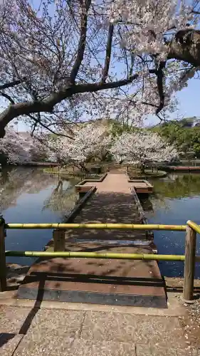 鶴岡八幡宮の{uncategorized: "未分類", other: "その他", undefined: "問題あり", building: "その他建物", grave: "お墓", sacred_gate: "鳥居", guardian: "狛犬", statue: "像", buddha: "仏像", history: "歴史", nature: "自然", garden: "庭園", animal: "動物", pagoda: "塔", temizu: "手水舎", mountain_gate: "山門・神門", sanctuary: "本殿・本堂", subordinate: "末社・摂社", art: "芸術", scenery: "景色", jizo: "地蔵", ema: "絵馬", goshuin: "御朱印", omikuji: "おみくじ", items: "授与品その他", amulet: "お守り", goshuincho: "御朱印帳", eats: "食事", festival: "お祭り", votive_dance: "神楽", shichigosan: "七五三参", wedding: "結婚式", experience: "体験その他", initially: "初詣", around: "周辺", anti_infection: "感染症対策"}