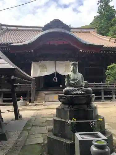 椎尾山薬王院の本殿・本堂